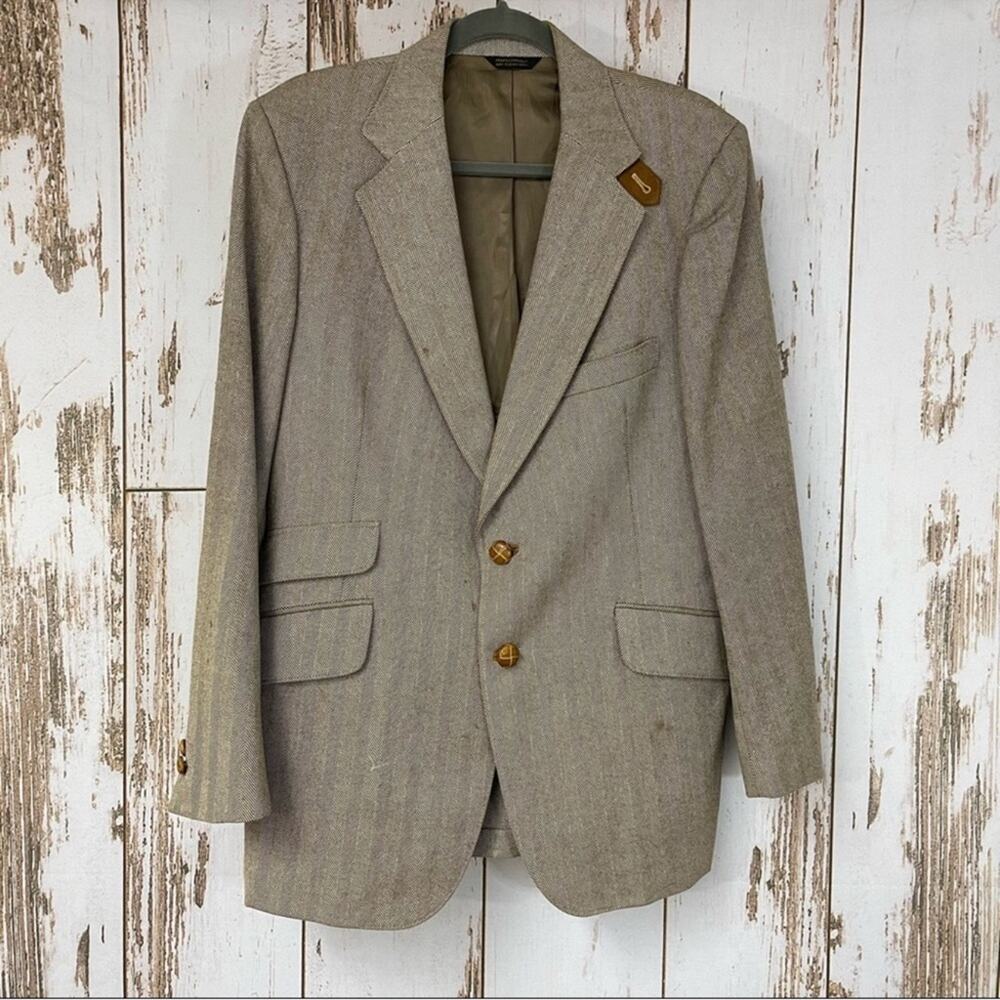Vintage Brookfield Suit Jacket. Measures similar to a 39R. Good used condition!